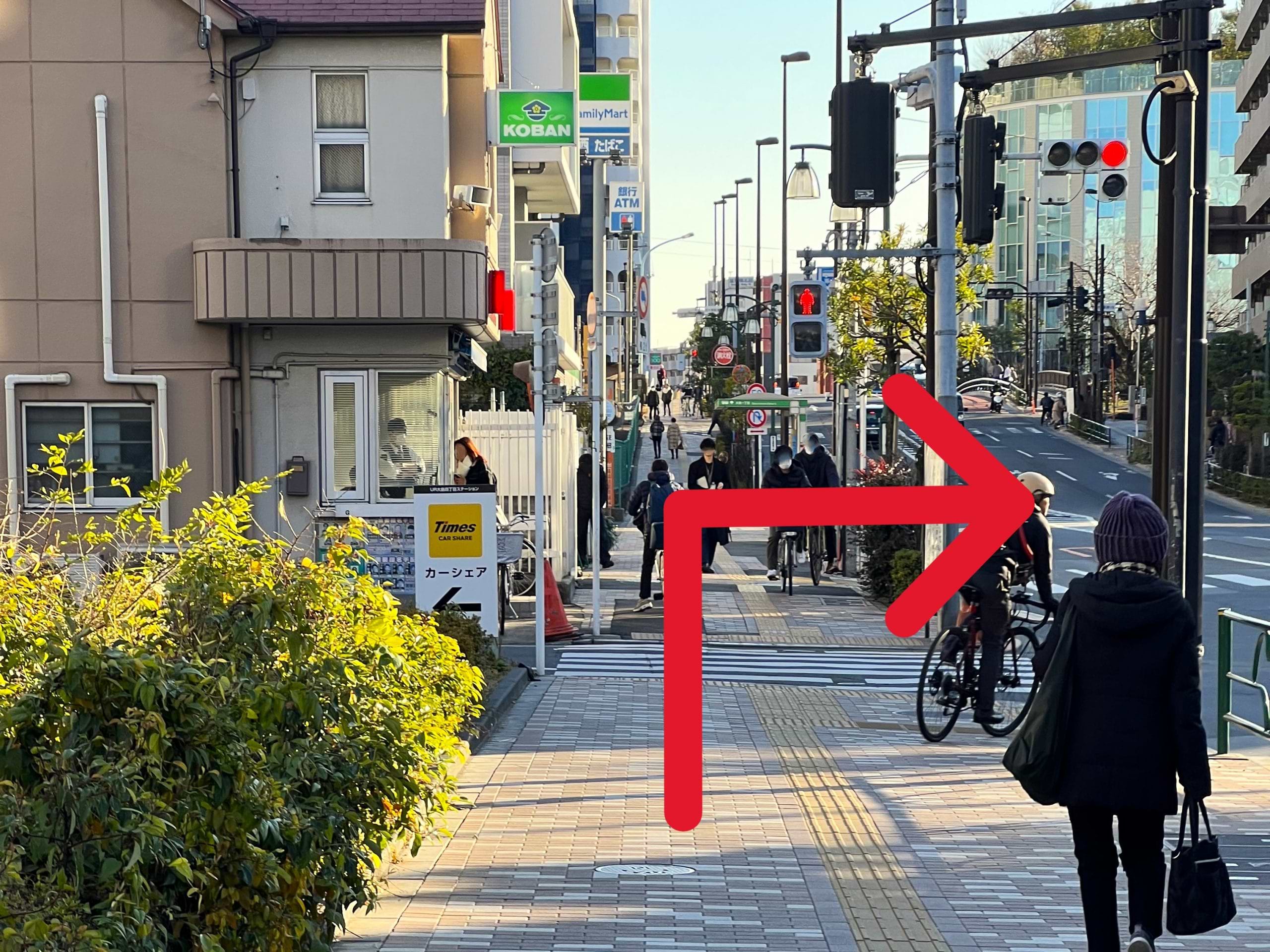 進開橋交番のある交差点を右折すると当店がございます