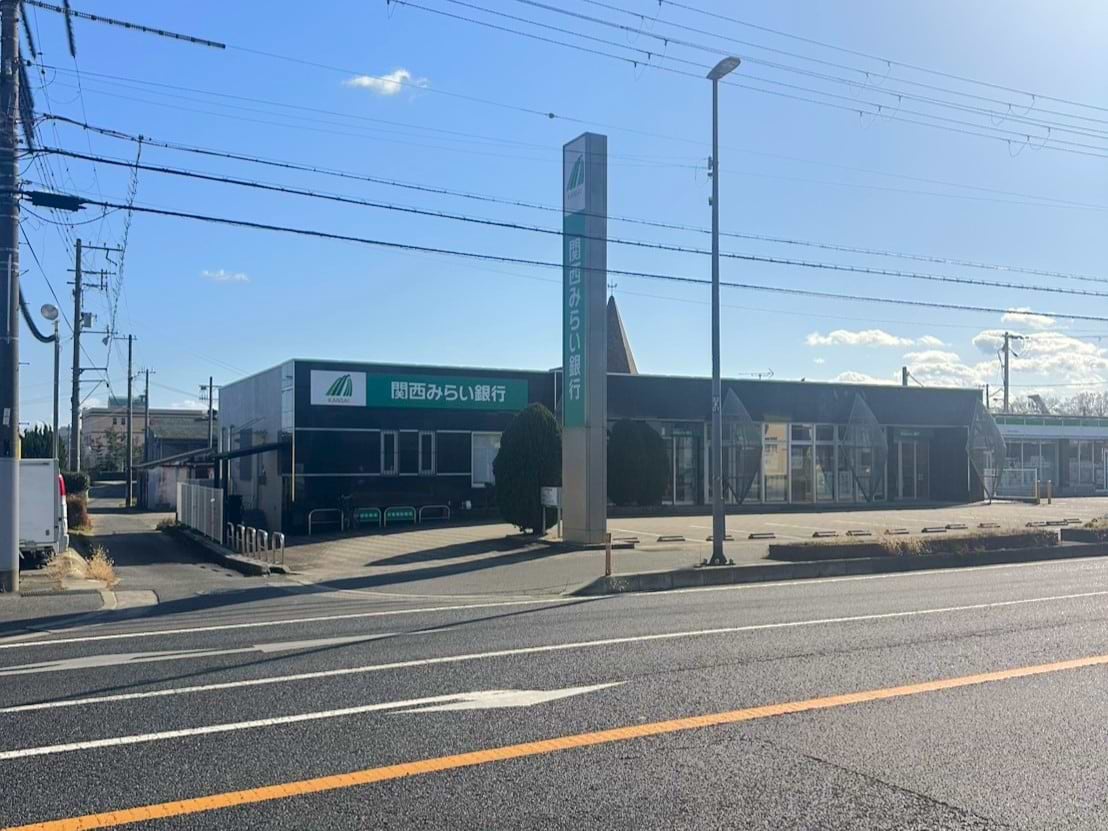 関西みらい銀行 淡路島支店の向かい側が当店です