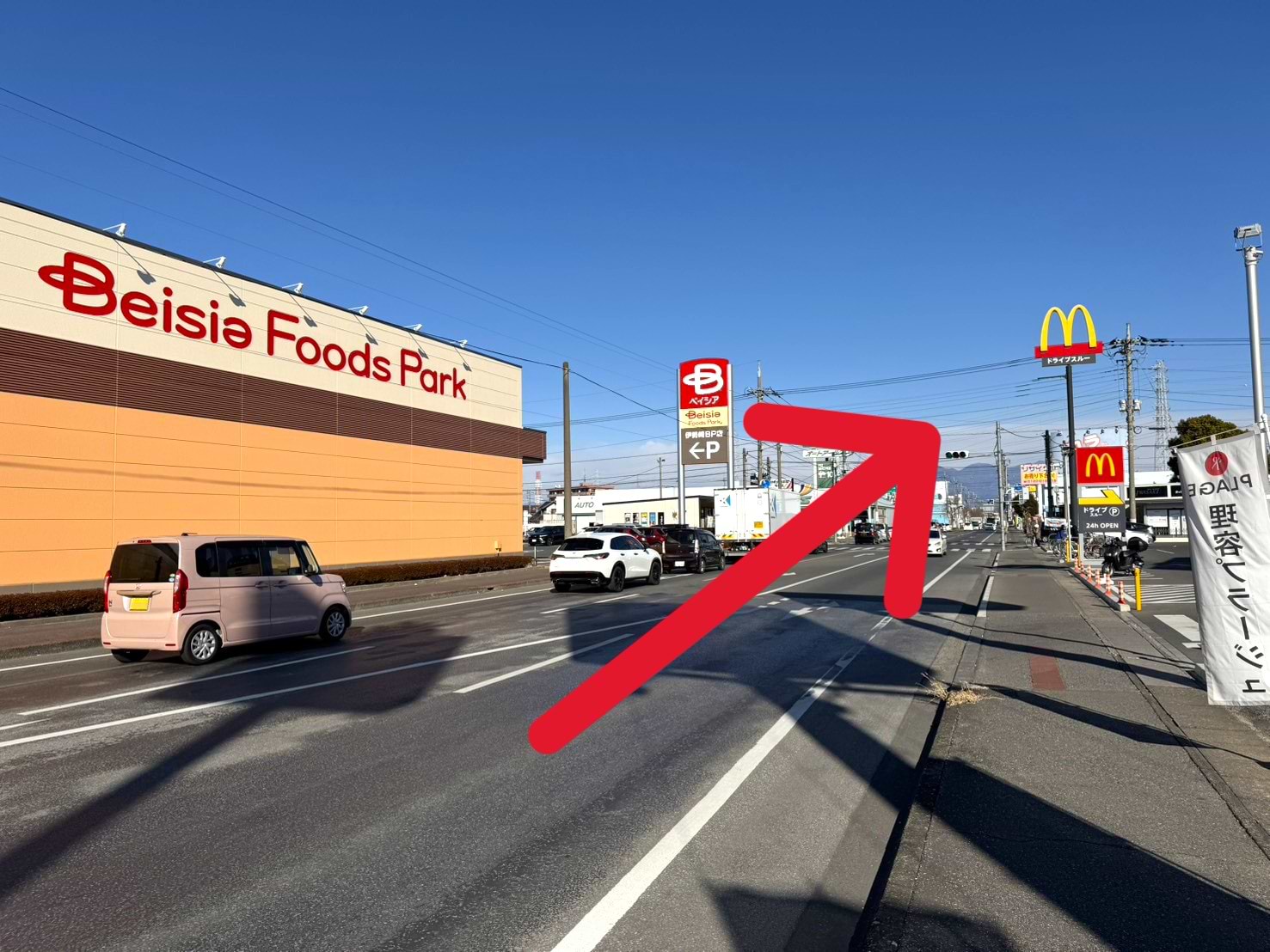 ベイシアスーパーマーケット伊勢崎BP店を左手に、北方向へ進みます