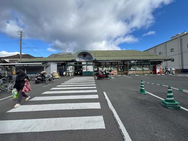 お車でお越しの際は、万代水無瀬店の駐車場をご利用ください