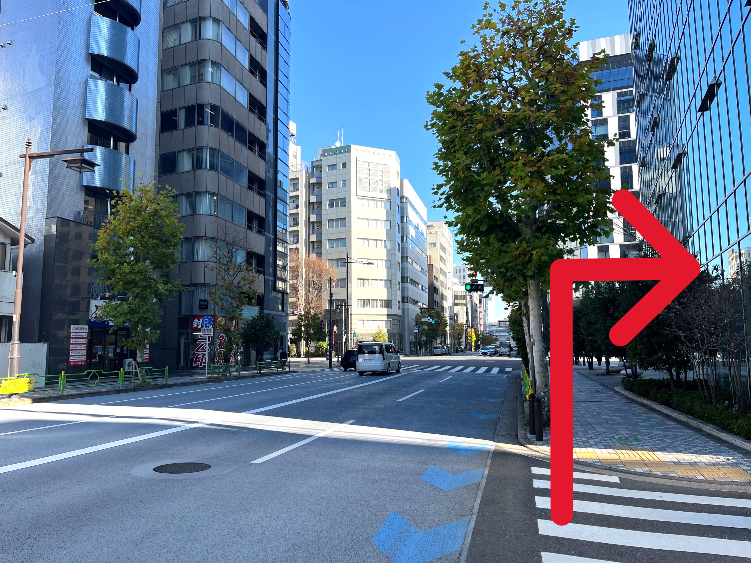 久松警察署を通過後、久松町交差点を右折します