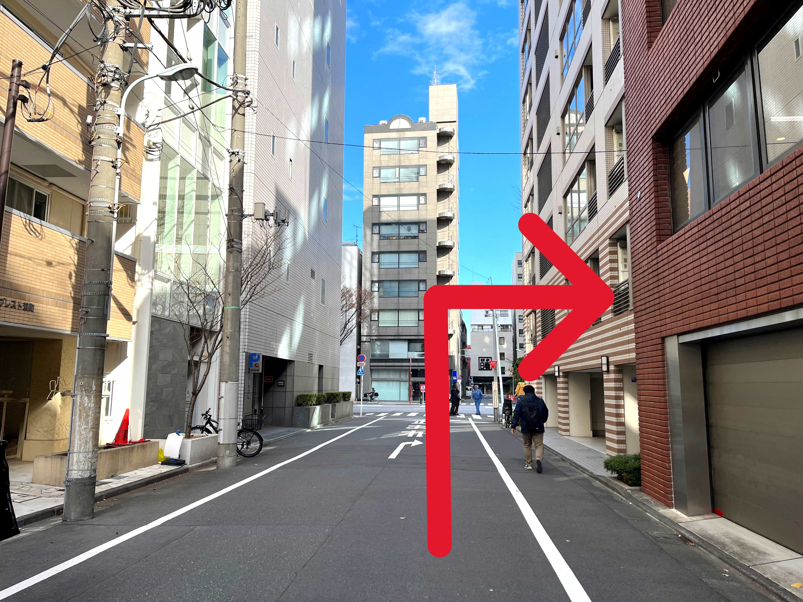 大きな通り（清洲橋通り）に出たら右折します