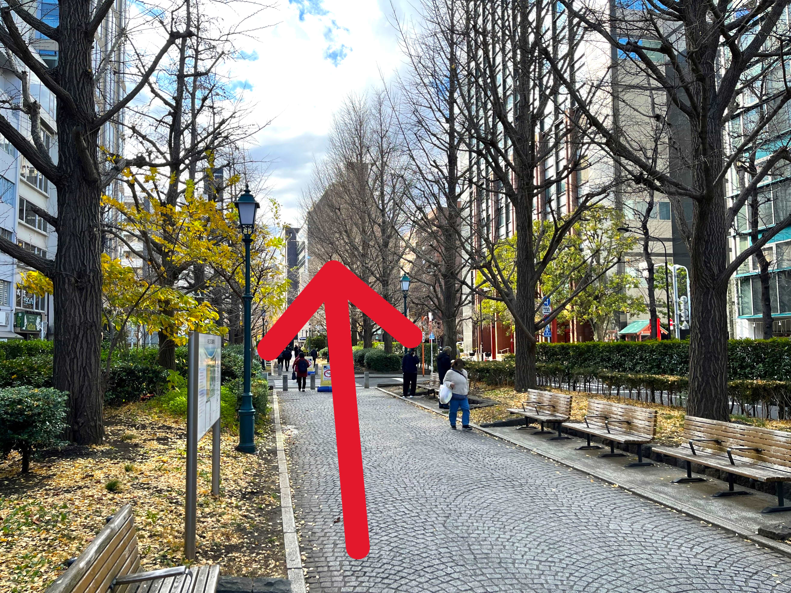 地上に出て明治座通り沿いを100ｍほど直進します