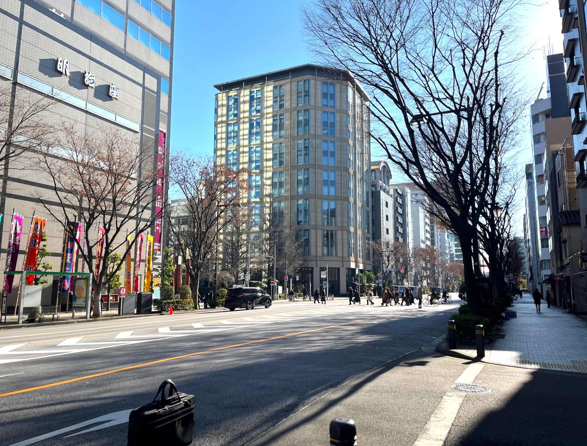 清洲橋通り沿いを150ｍほど進むと、明治座の目の前が当店となります