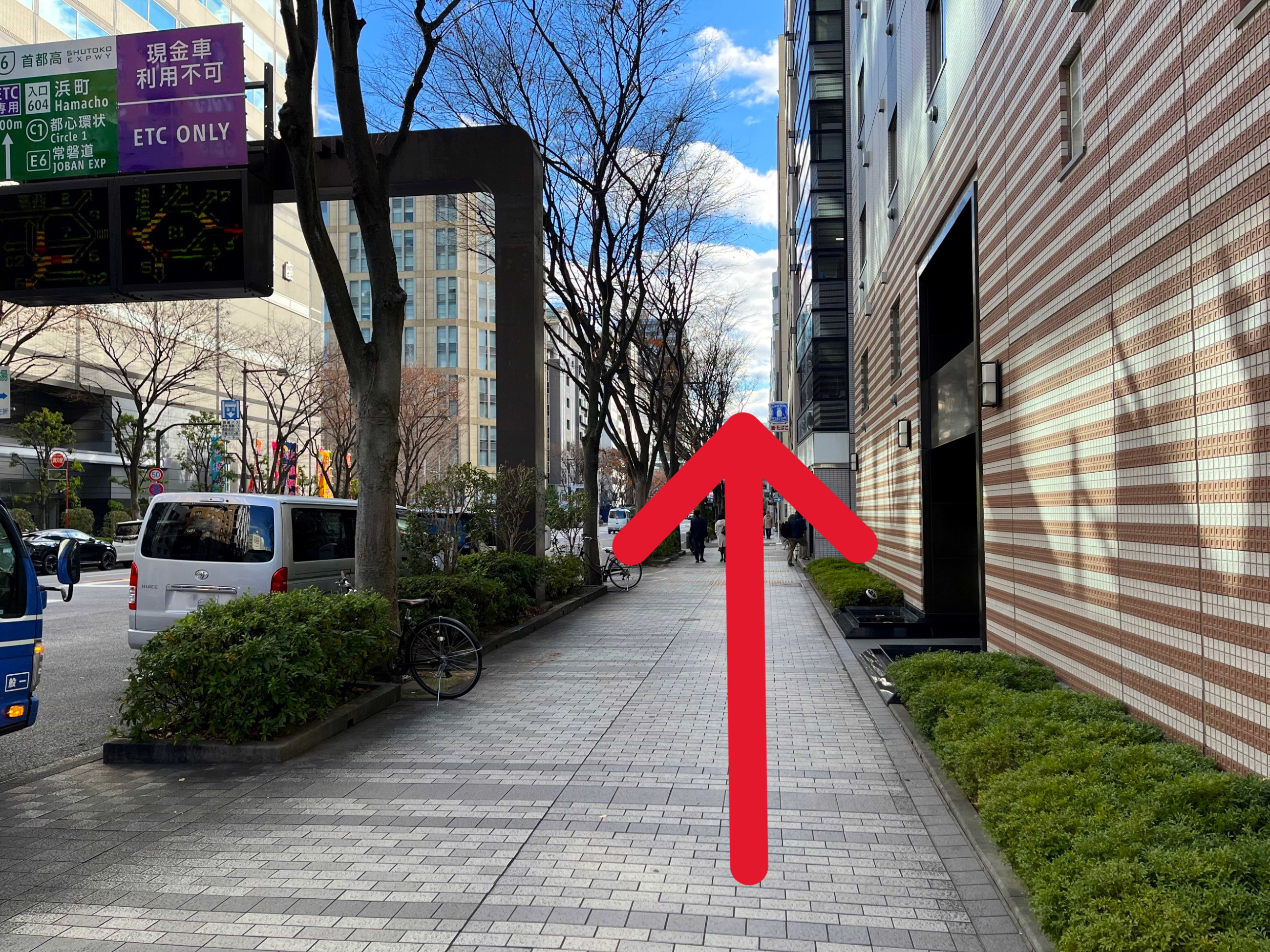 50ｍほど直進すると右手に当店がございます