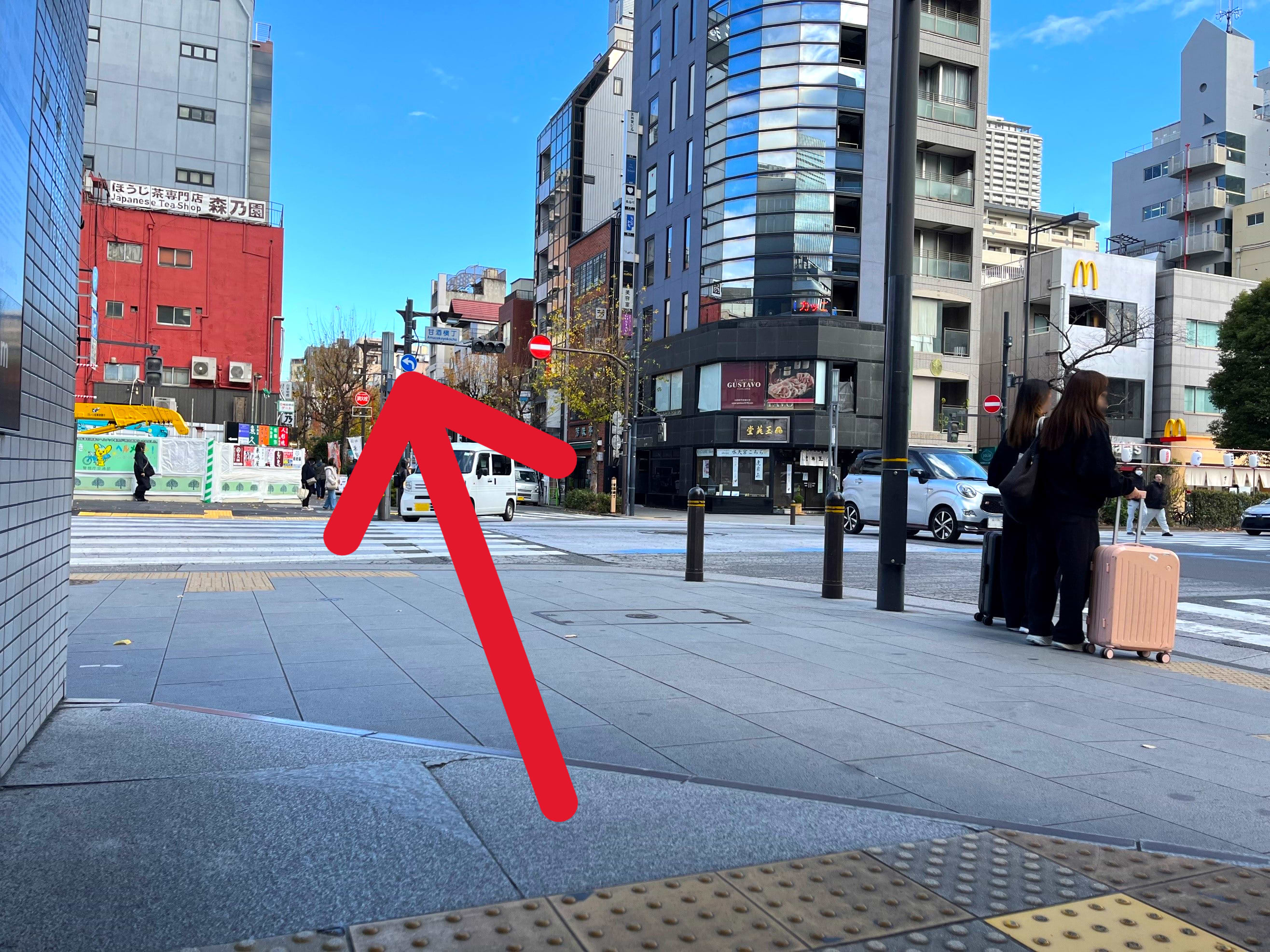 階段を上がり地上に出たら、正面にある横断歩道を渡り、そのまま甘酒横丁沿いを400ｍほど直進します