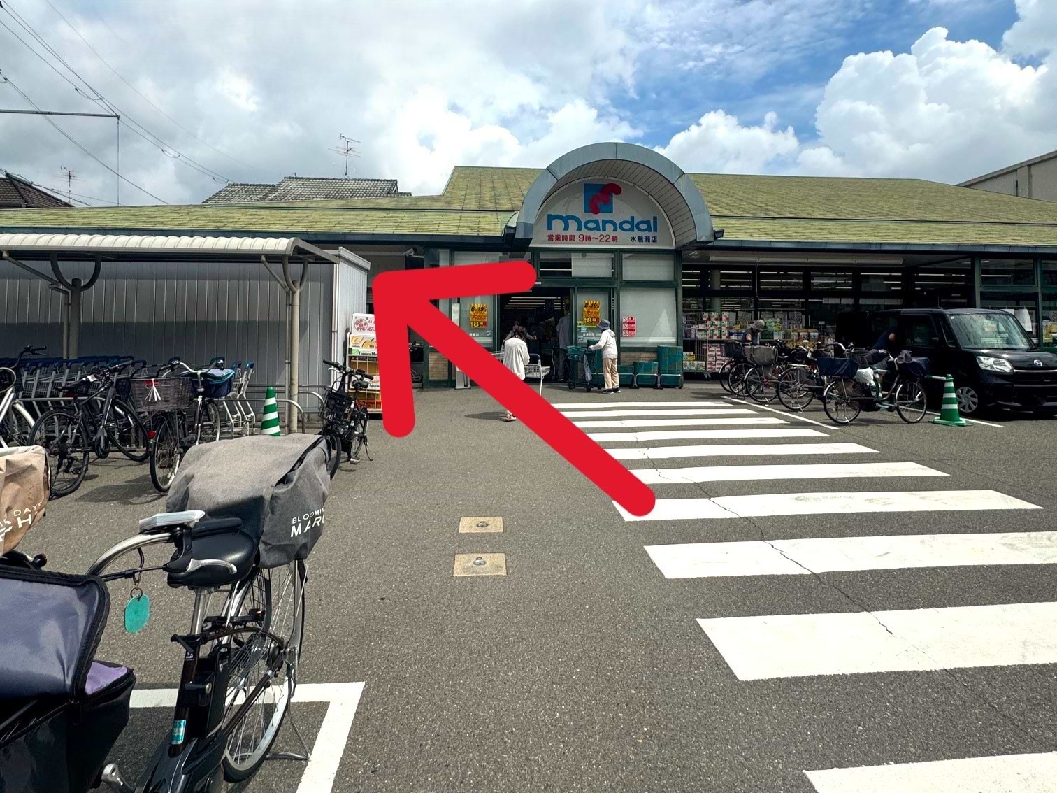 万代 水無瀬店の入口真横に当店がございます