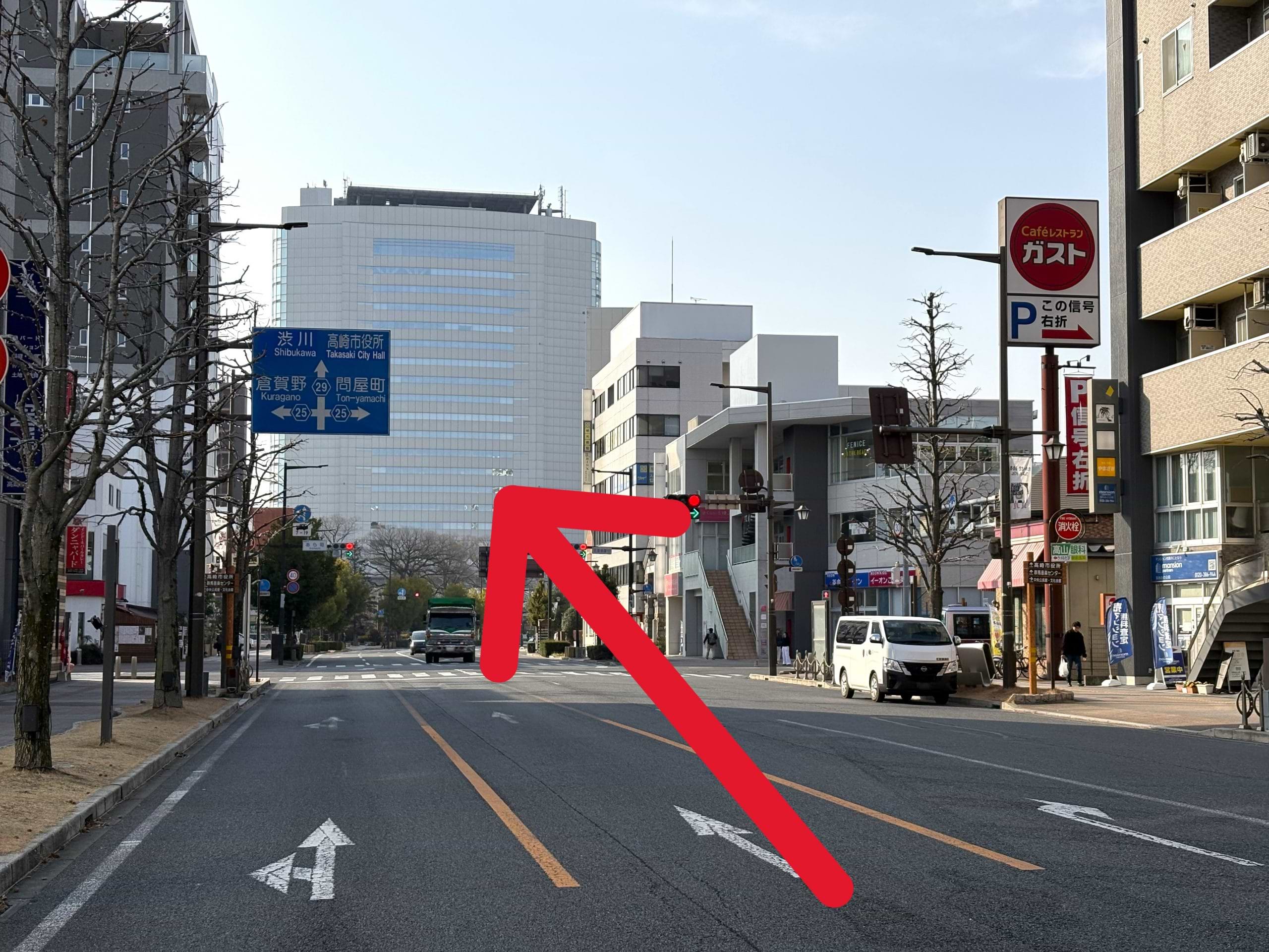 高崎駅西口を背に、県道31号線を問屋町方向に300ｍほど直進します