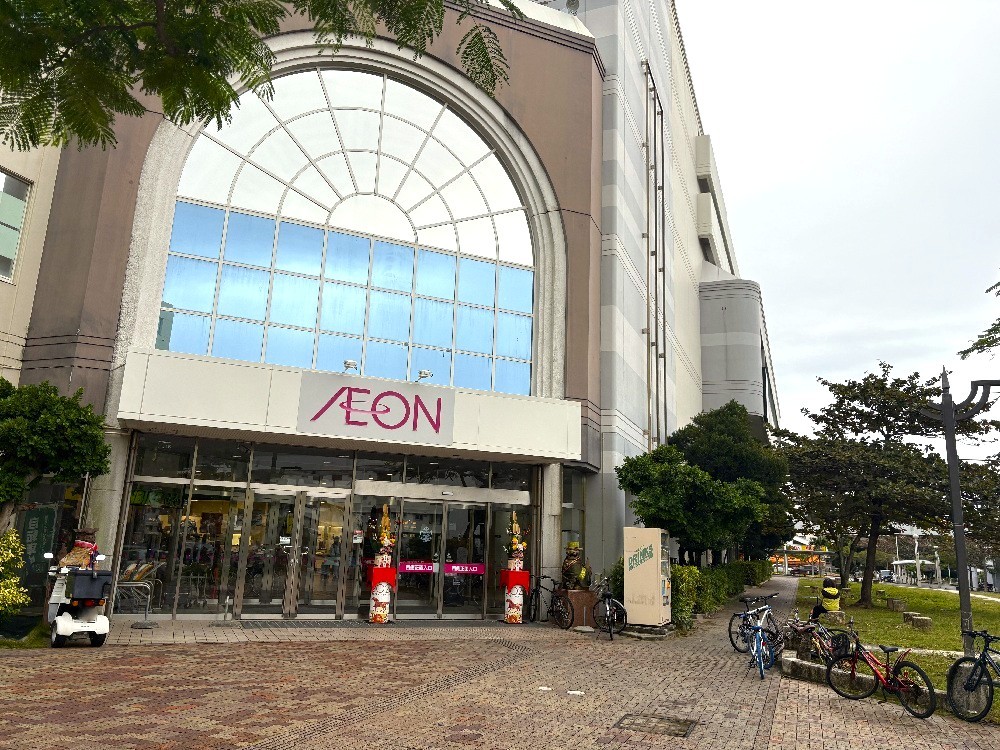 イオン那覇店を左手に、県道221号線沿いを山下(南)交差点へ向けて500ｍほど直進します