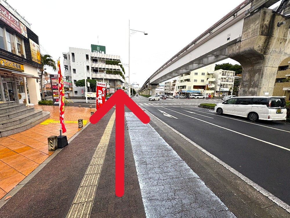 田原(北)交差点を通過し、そのまま坂を下ると左手にTSUTAYA 小禄店がございます