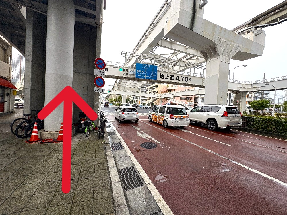 駅南口をご利用の際は、セブン-イレブン 奥武山公園前店を左手に県道221号線沿いを600ｍほど直進します