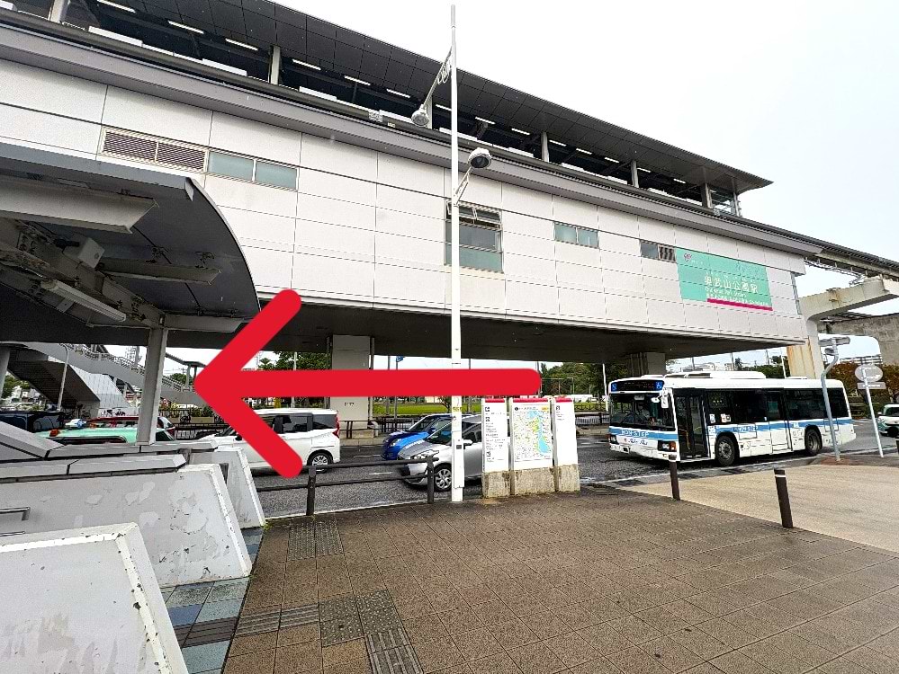 駅北口をご利用の際は、奥武山公園を右手に県道221号線沿いを500ｍほど直進すると右手に当店がございます