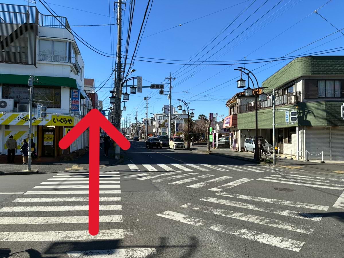 マルエツ入間川店前のスクランブル交差点を渡り、狭山市駅方面に進みます
