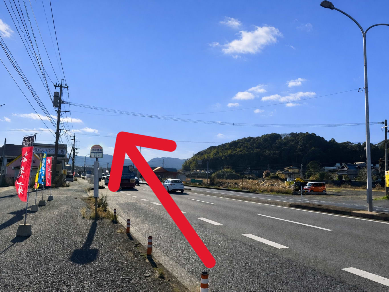 飯塚方面からお越しの際は、国道200号線バイパス沿いの業務スーパー 桂川店様を左手に、筑紫野方面へ200ｍほど直進します