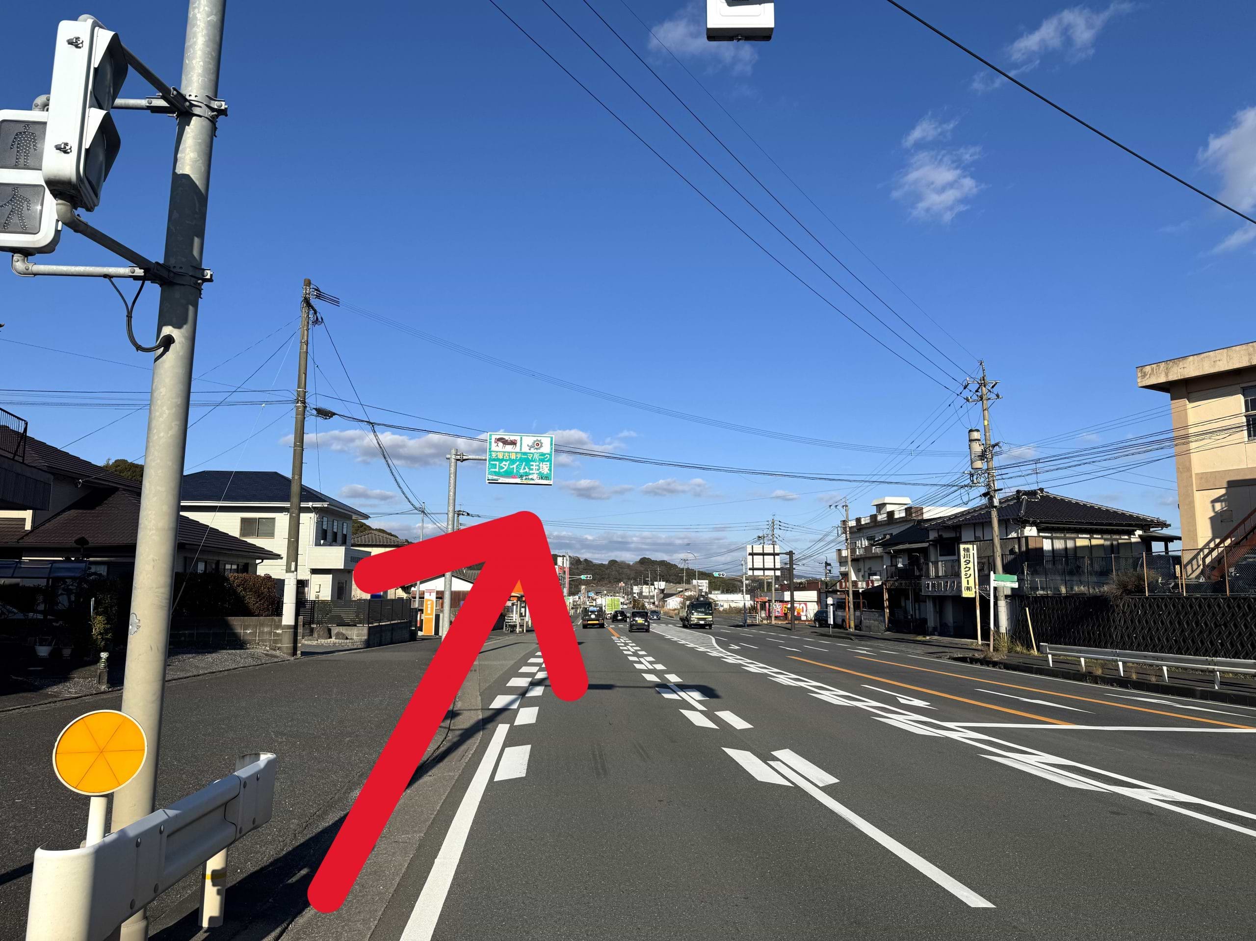 筑紫野方面からお越しの際は、国道200号線バイパス新茶屋交差点より飯塚方面へ350ｍほど直進します