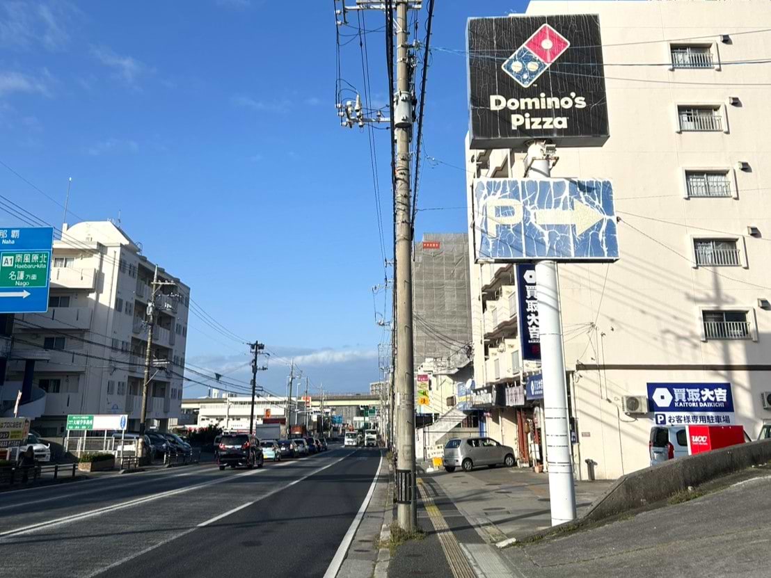 【西原・南城市方面から来る方】<br>与那覇交差点手前、右手側に当店があります。