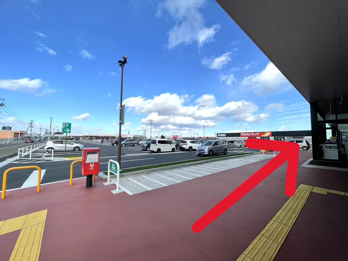 ヨークベニマル岩沼店からは、ダイソー ブルームワールド岩沼店へ続く歩行者通路を進むと、右手に当店がございます