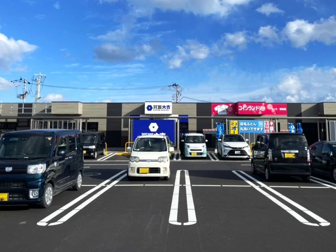 コインランドリーサード 岩沼店の隣、青と白の看板が目印です