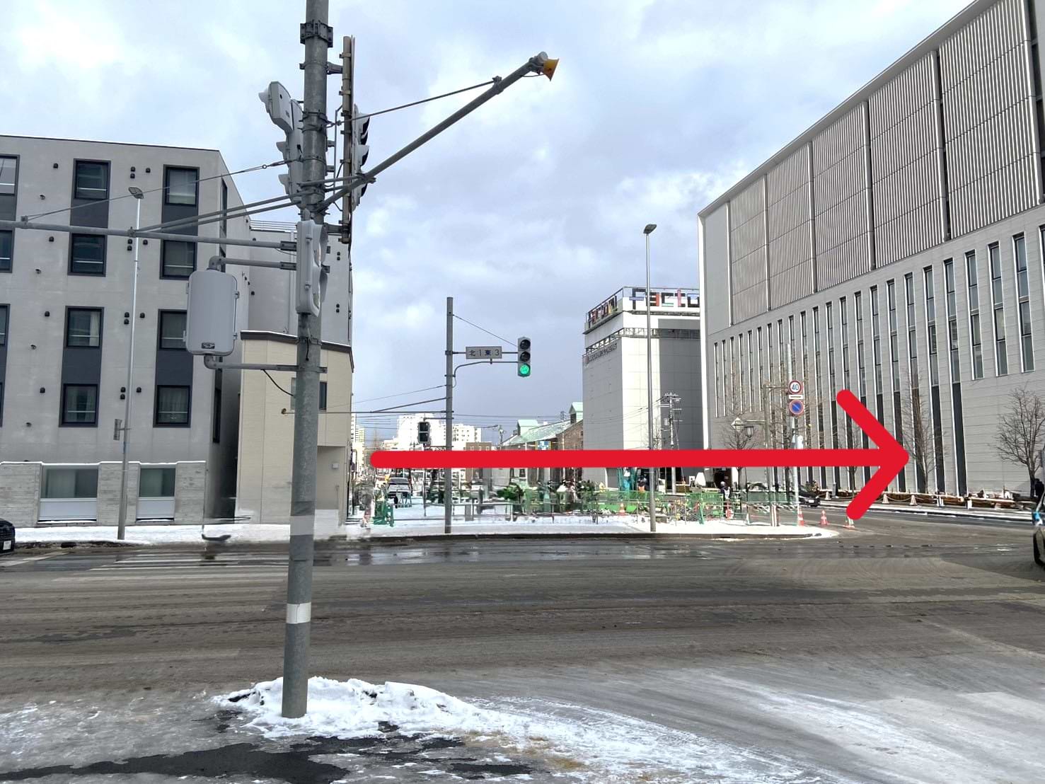 「北1東3」交差点を右へ進みます