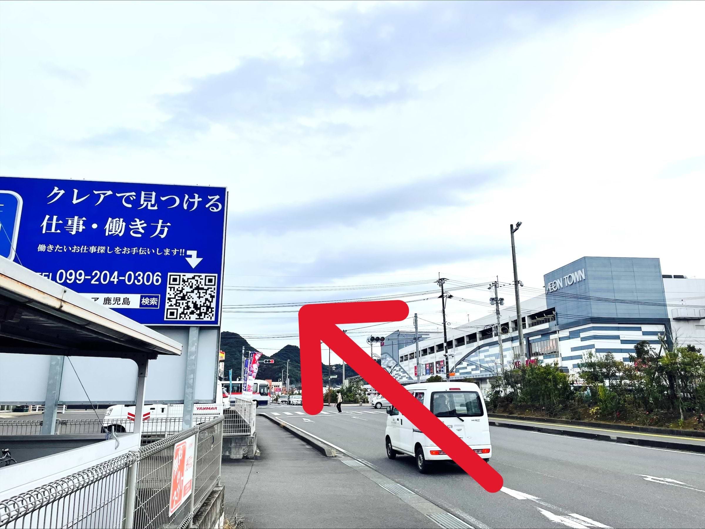 イオンタウン姶良の西街区・東街区の連絡通路付近の交差点を通過してすぐ右手にある駐車場へ進みます