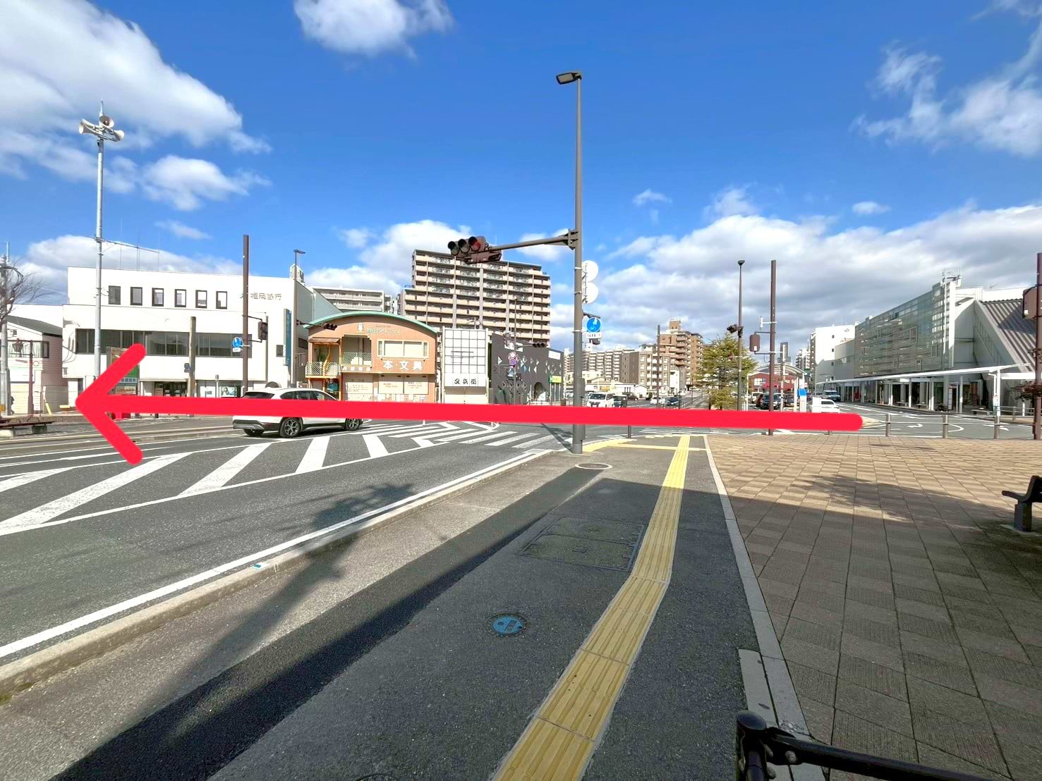 JR鹿児島本線　福間駅西口を出て福岡銀行福間支店を目印に200m程直進します