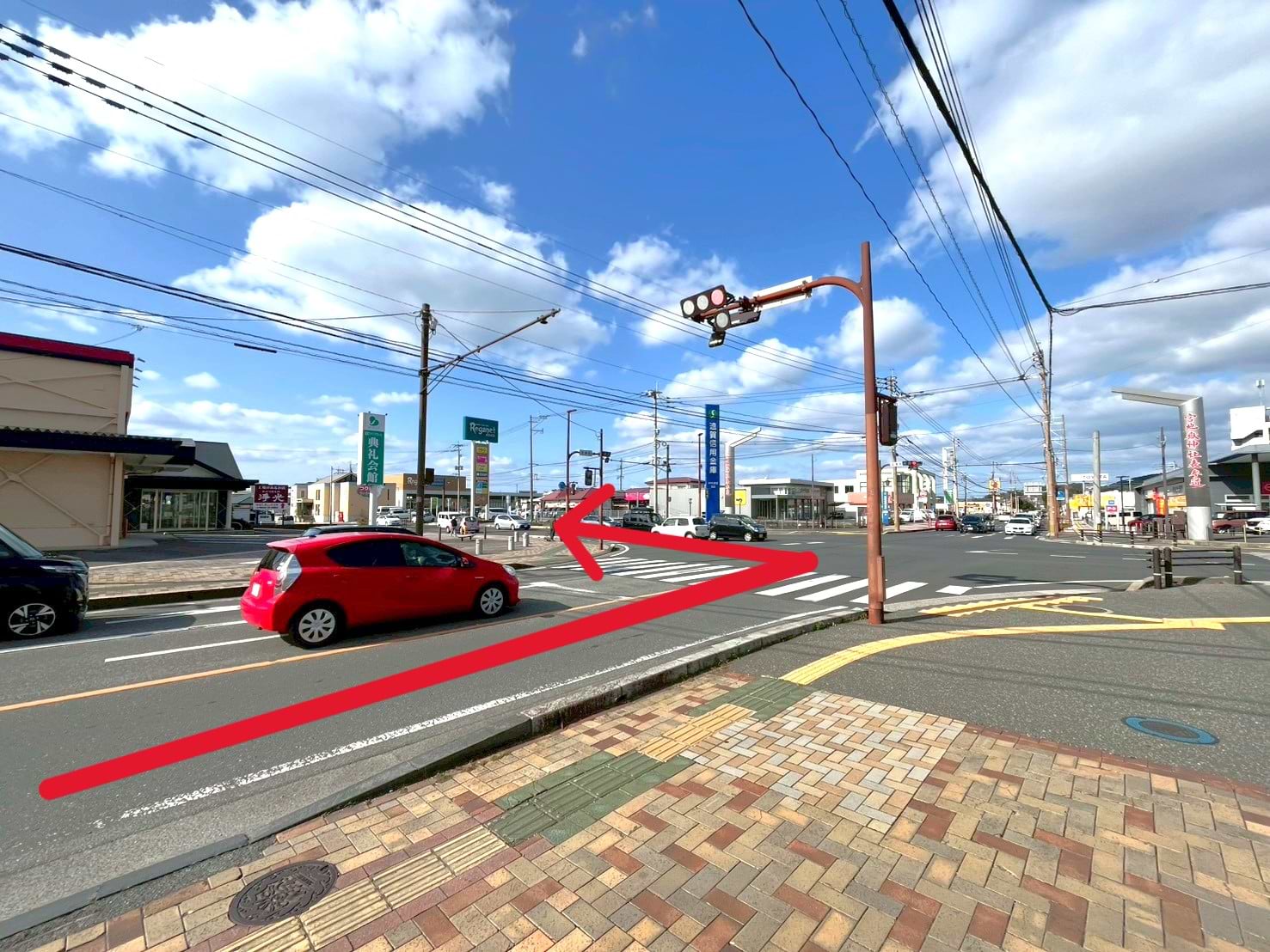 太郎丸交差点を左折し、そのまま70m直進します