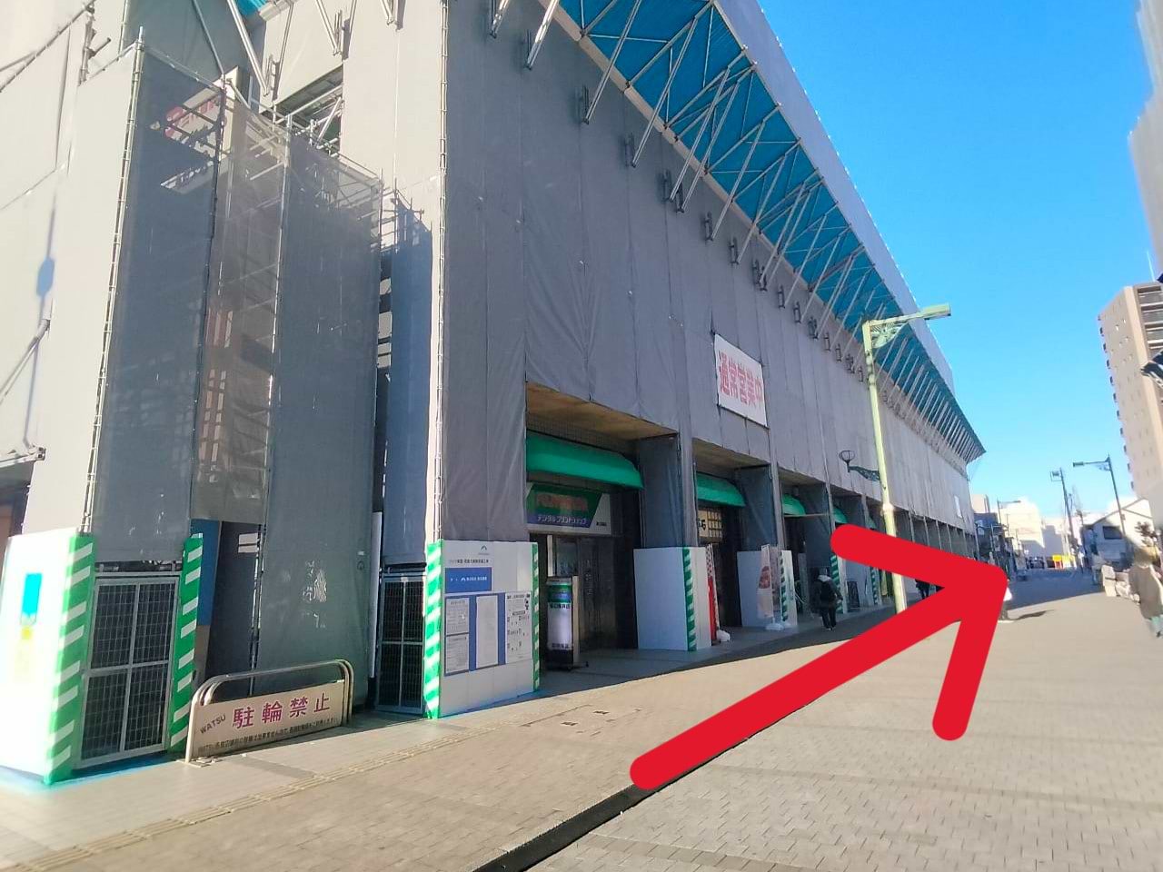 WATSU 岩槻西館・セブン‐イレブン 岩槻駅東口店を左手に道なりに直進します