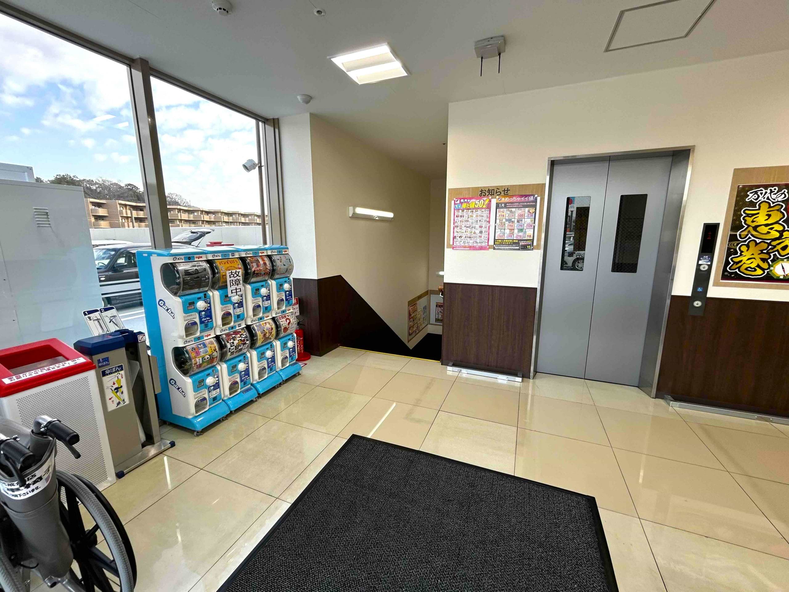 階段またはエレベーターで1階へおります