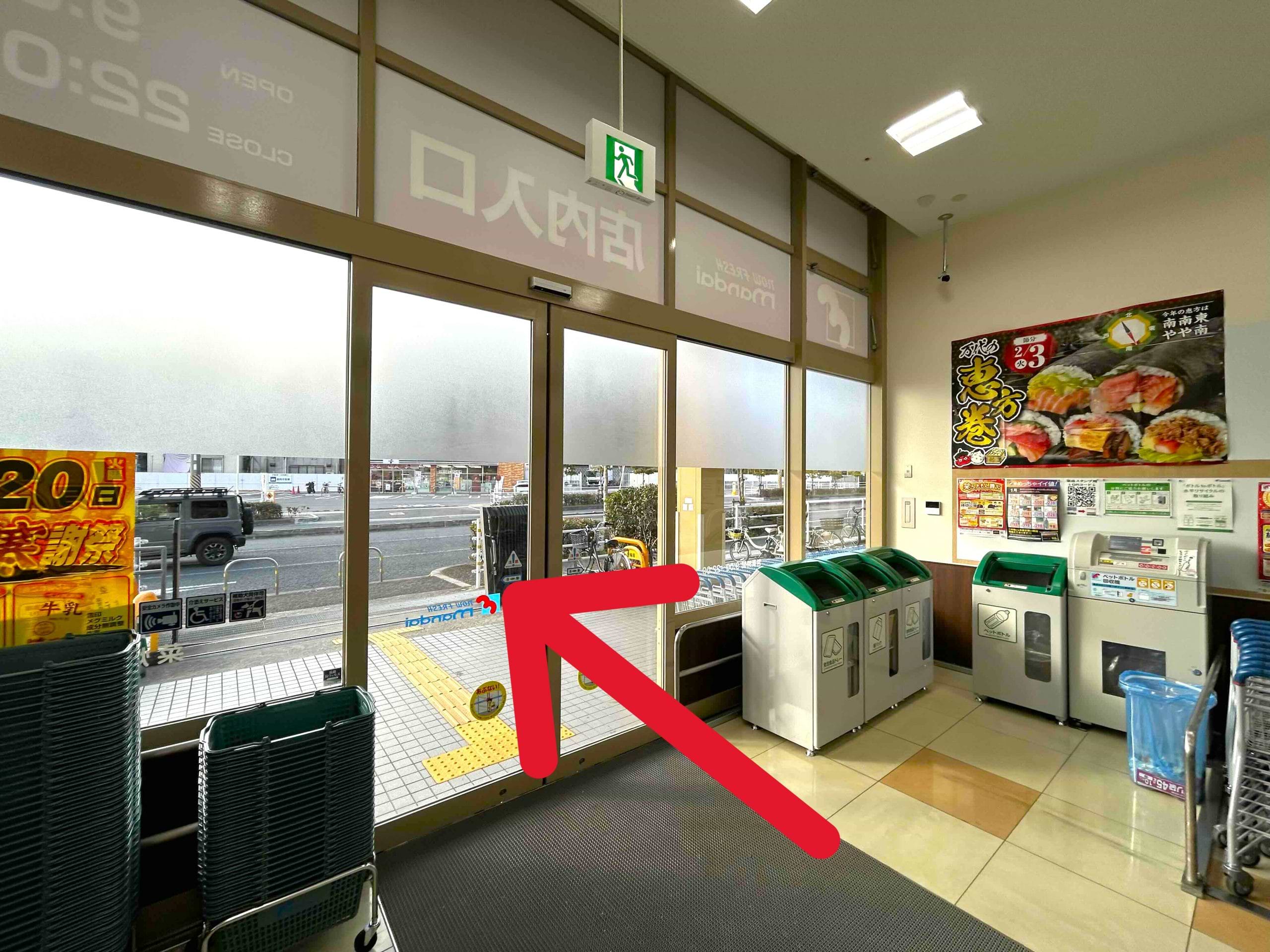 1階におりたら、店外へ出ます