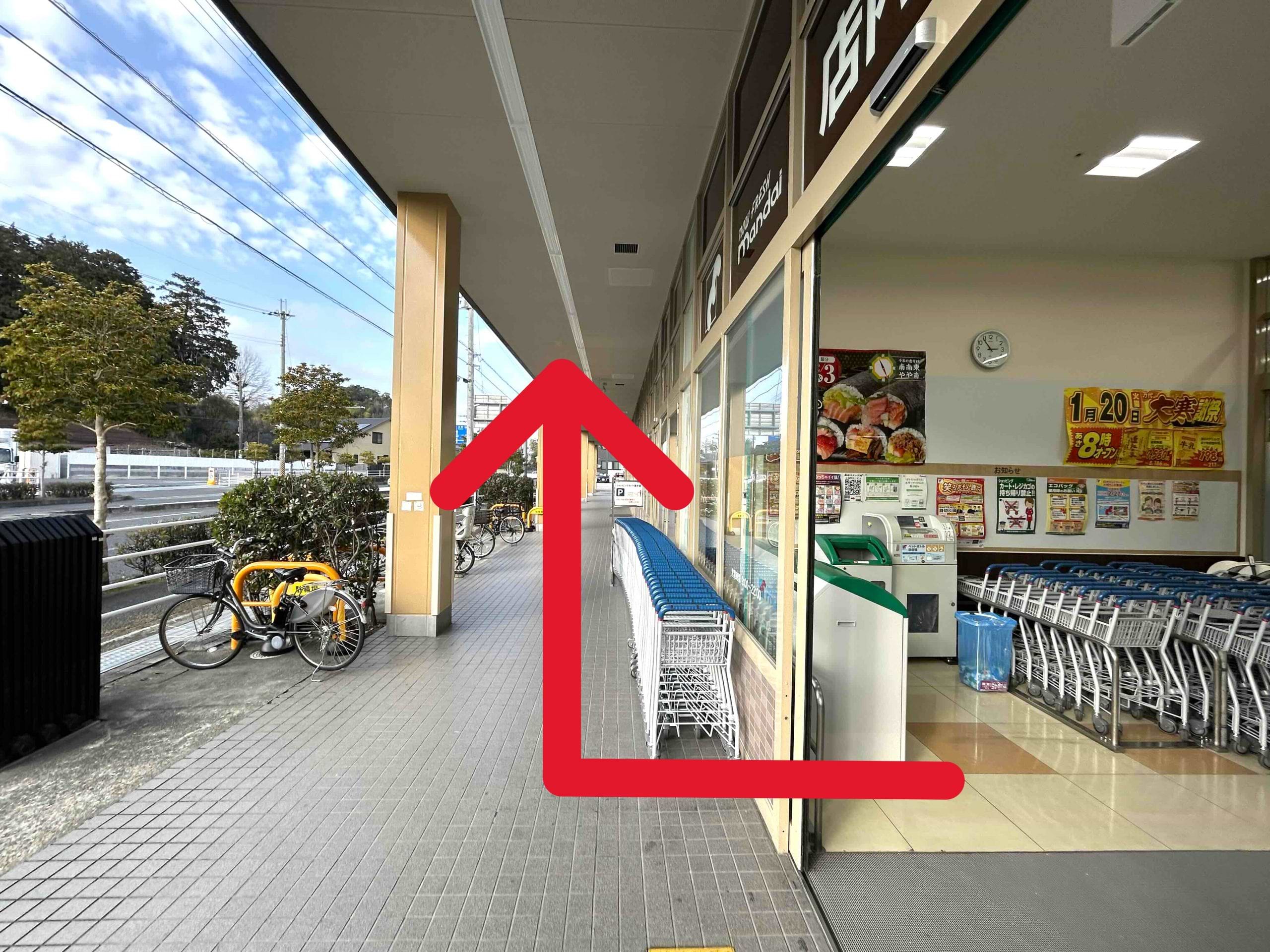 右へ30ｍほど直進すると、イセヅドライ 万代菜畑店の隣に買取大吉 生駒中菜畑店がございます