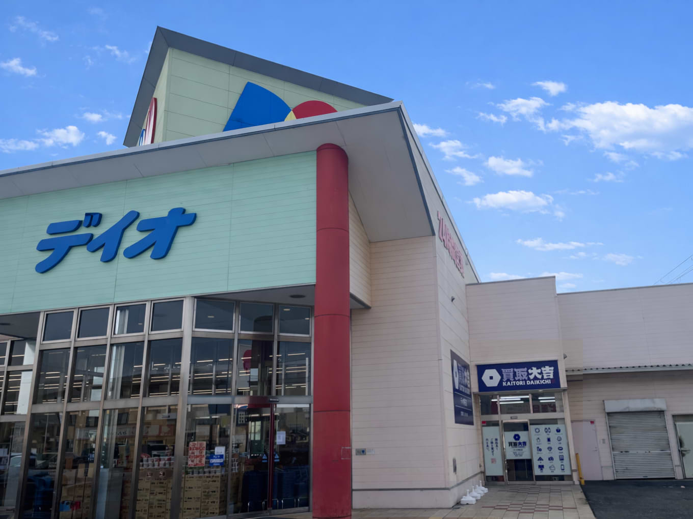 ディオ明石店入口を背にして左手に『買取大吉 ディオ明石店』がございます
