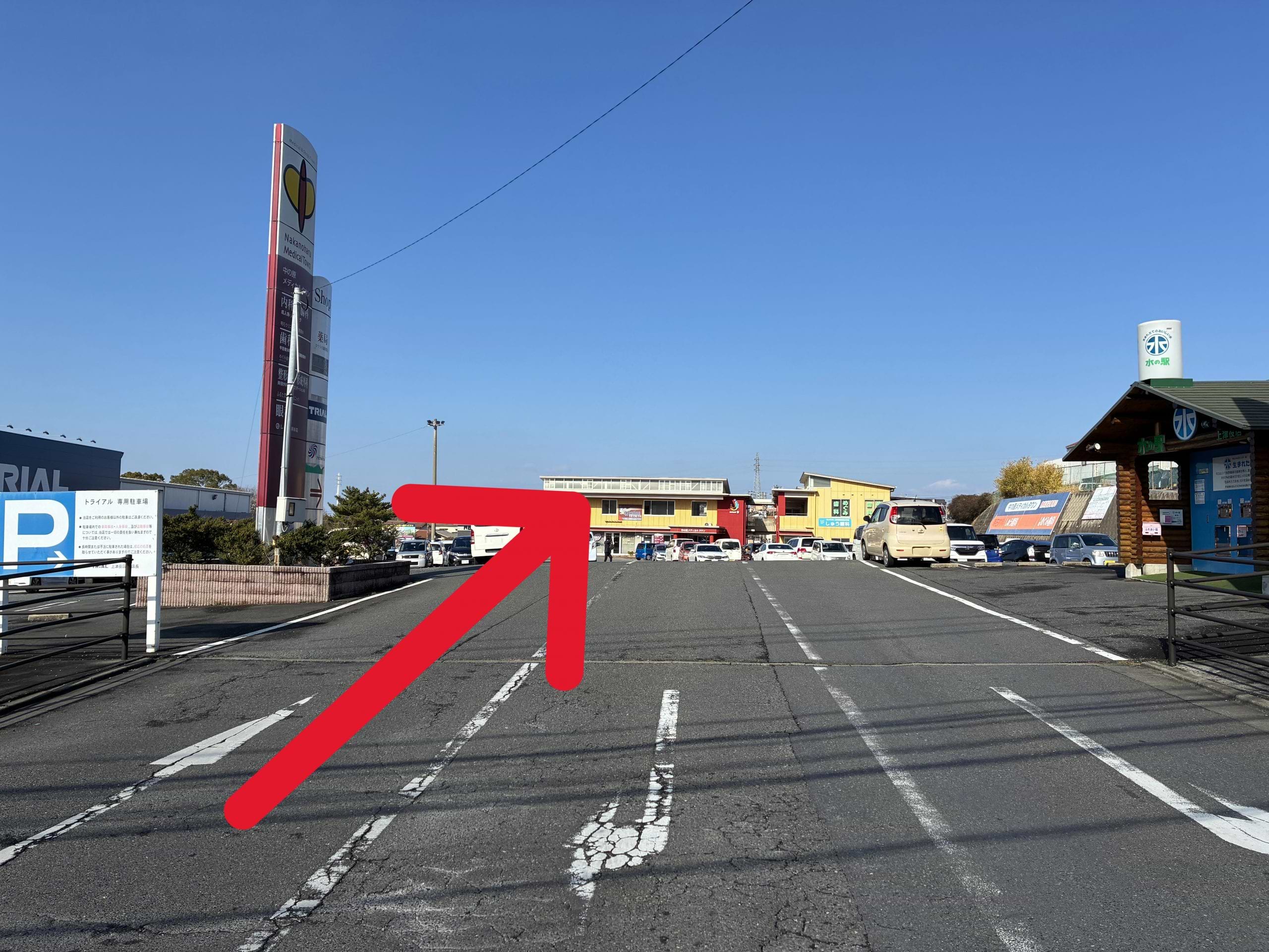 スーパーセンタートライアル上津役店を左手に、まっすぐ進みます