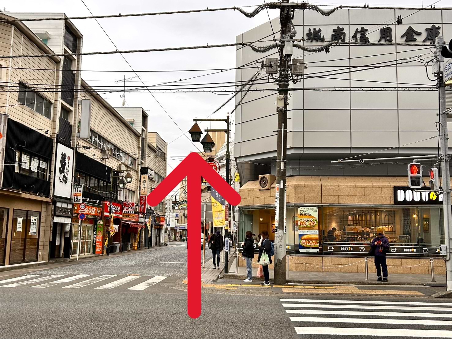 ドトールコーヒーショップ 城南信用金庫相武台店を目印に、そのまま横断歩道を渡り、直進すると隣のビル1階に当店がございます