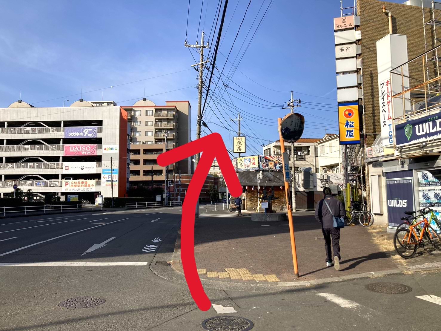 桜街道沿いを道なりに70m程直進します