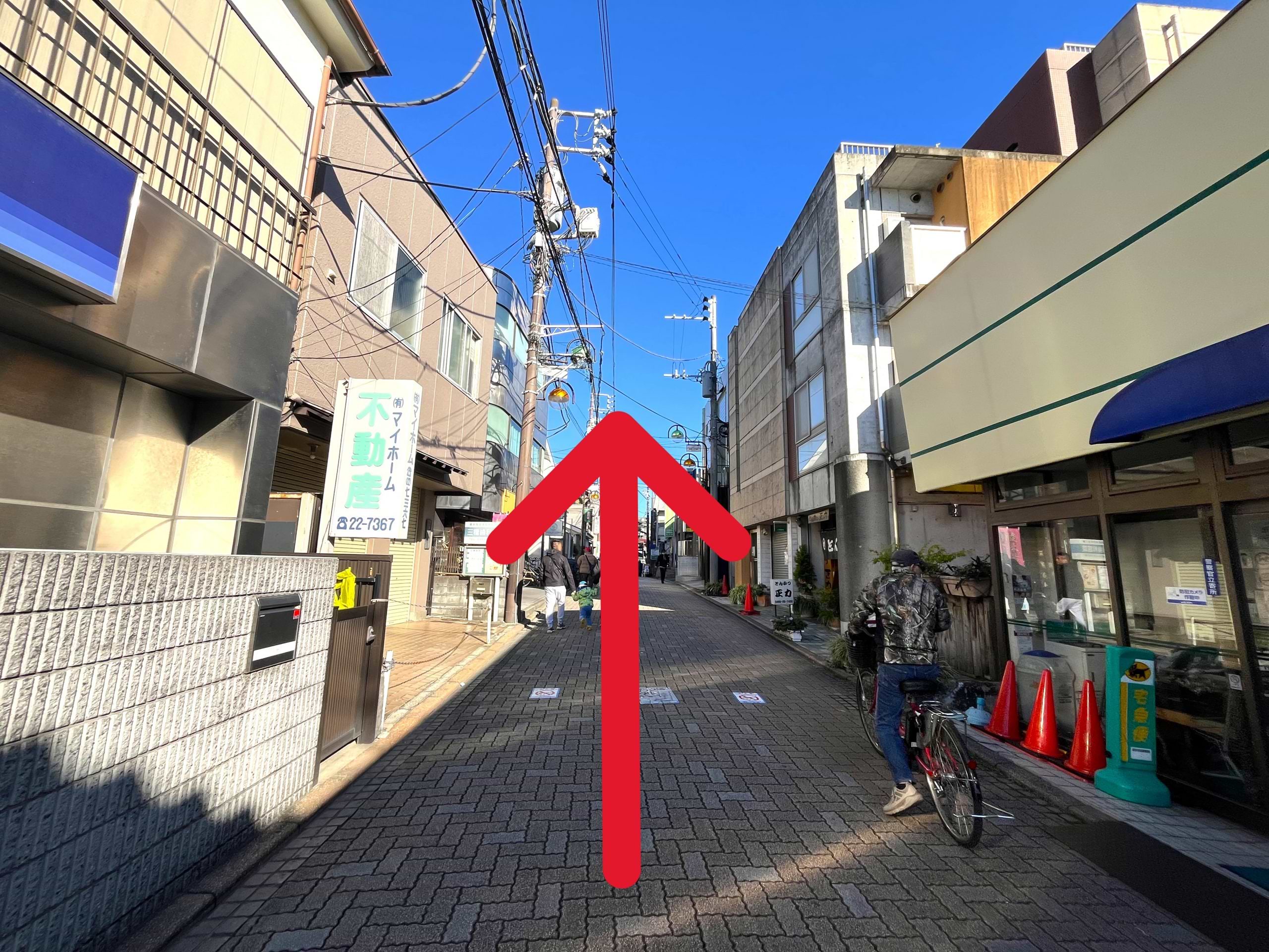 突き当たりまで70ｍほど直進します