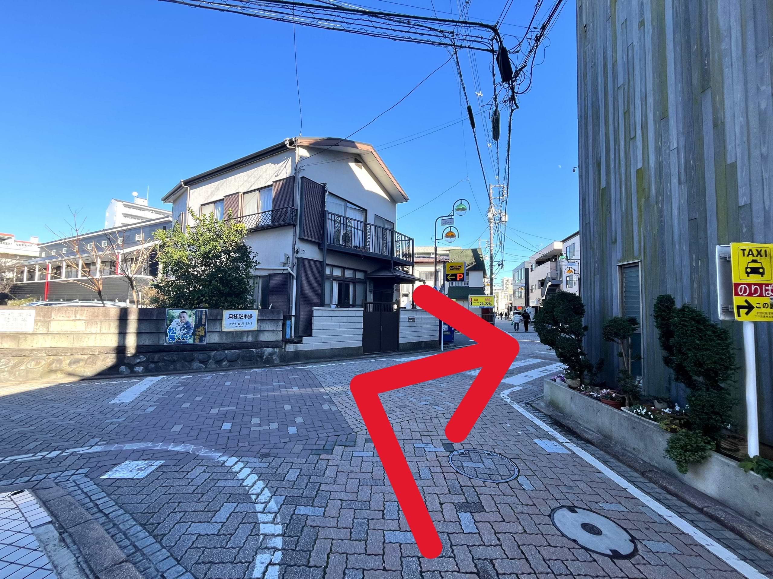 T字路を右折し、道なりに120ｍほど直進します