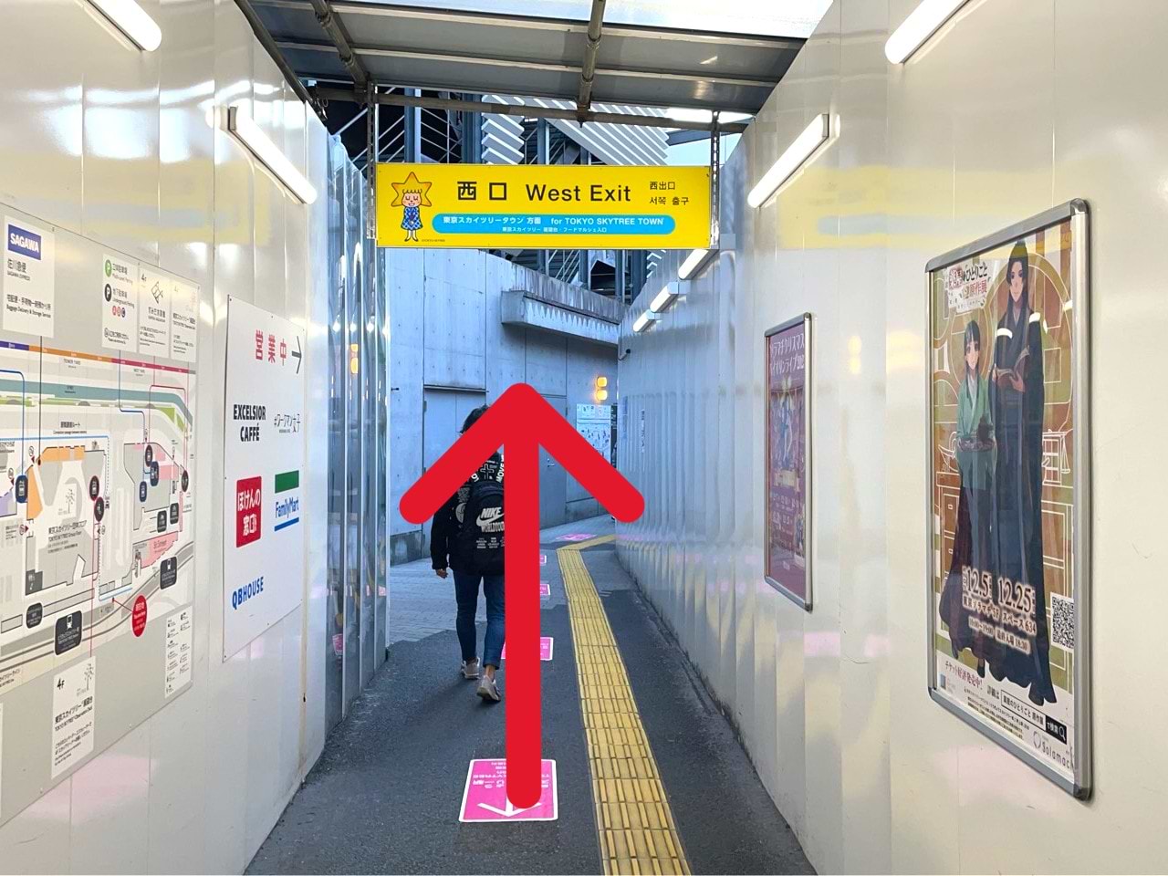 スカイツリーを左手に通路を直進します