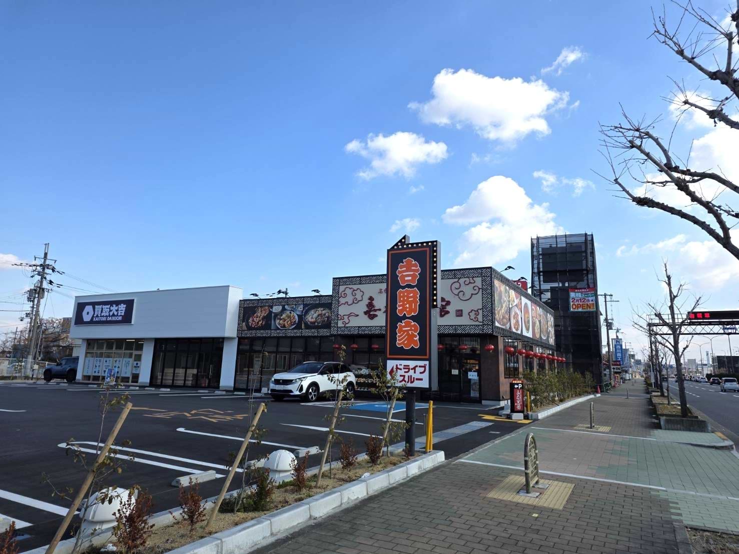 大阪中央環状線沿いを八尾・池田方面に進むと、施設駐車場入口がございます