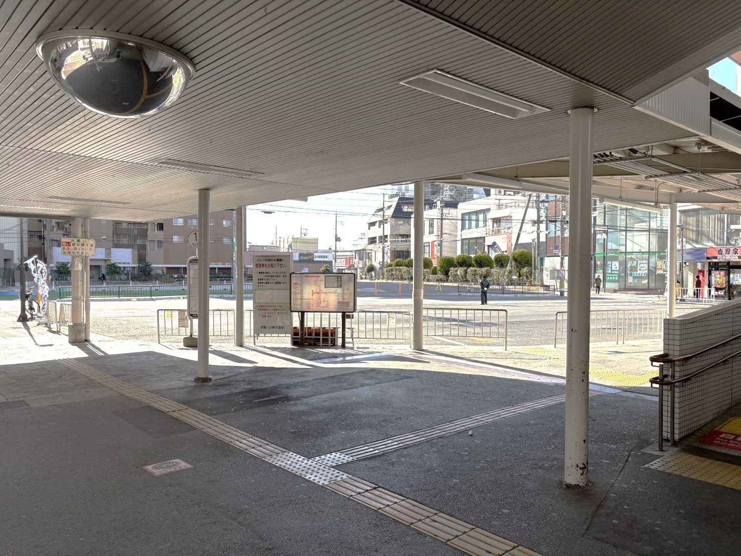 出口❶正面にロータリーがございます