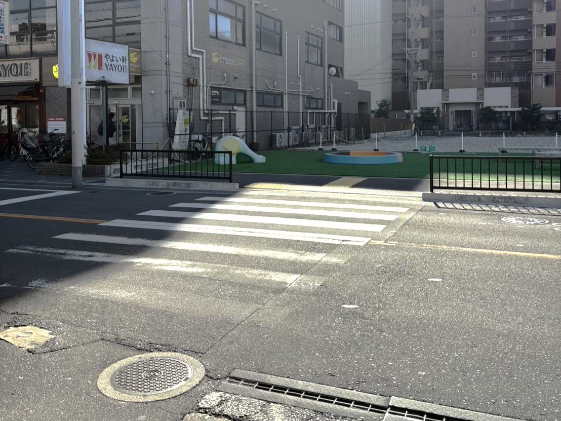 信号機のない横断歩道を渡り左折します