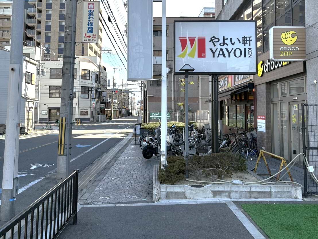 右側にchocoZAPとやよい軒を通り過ぎます