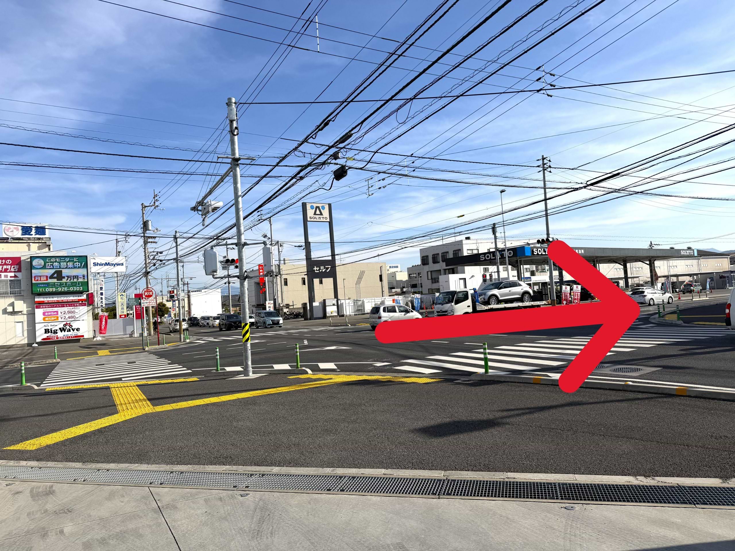 県道18号線よりお越しの際は、SOLATO セルフ空港SSを目印に交差点を県道219号線へ進み、そのまま600ｍほど南下します