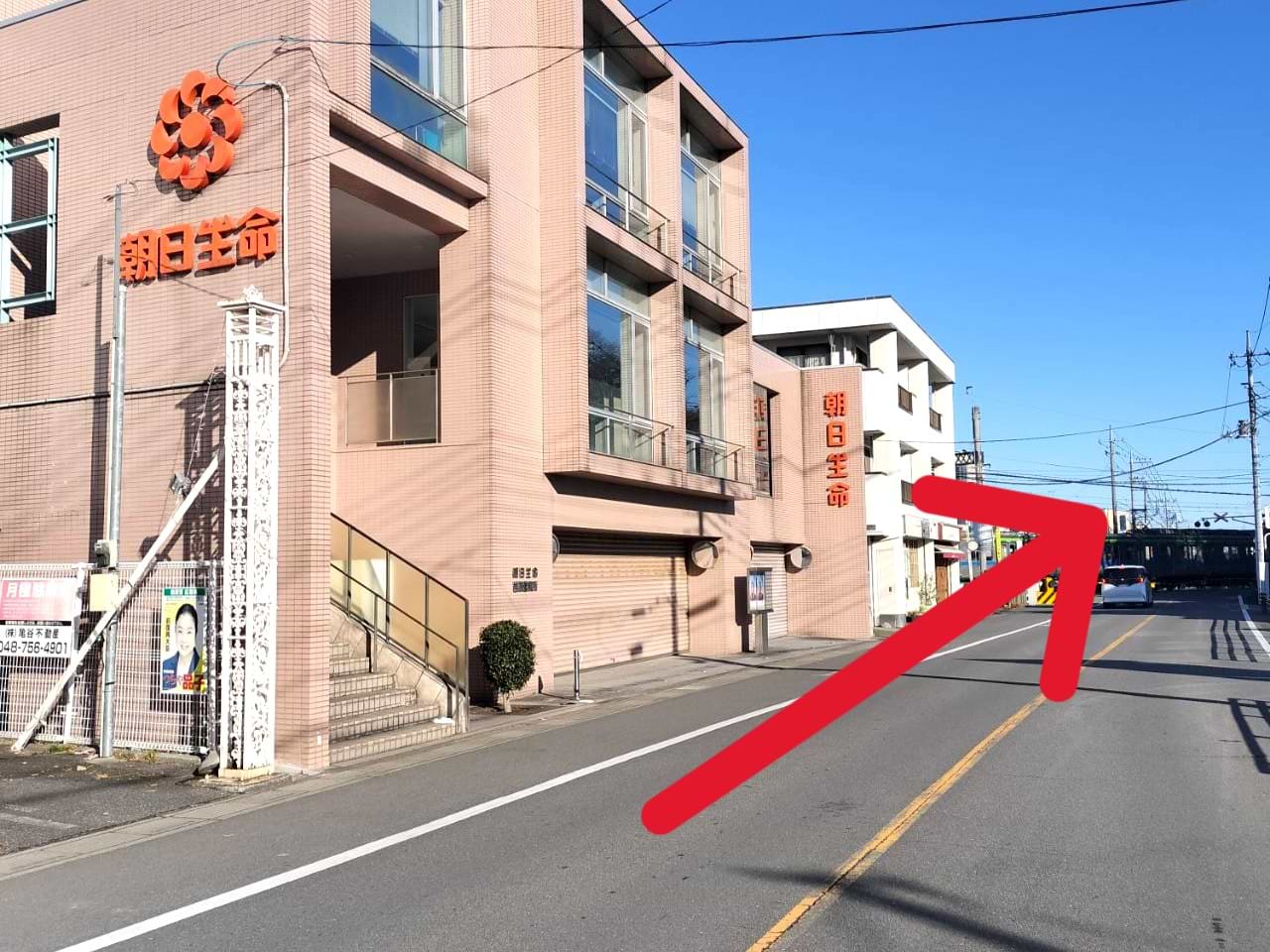  朝日生命の建物を左手に通過します