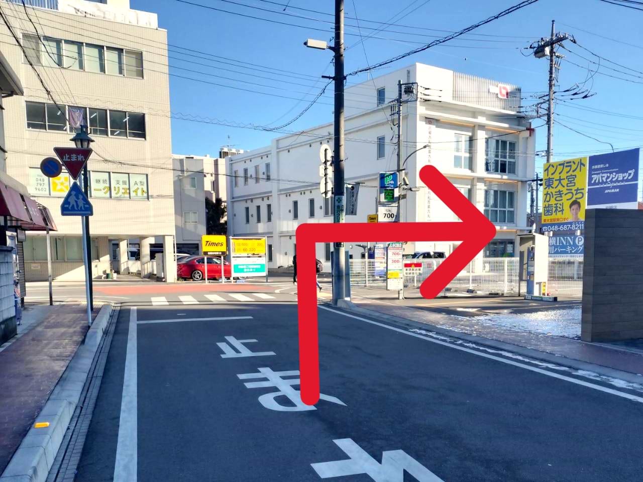 タイムズ岩槻本町第10を正面に、T字路を右折します