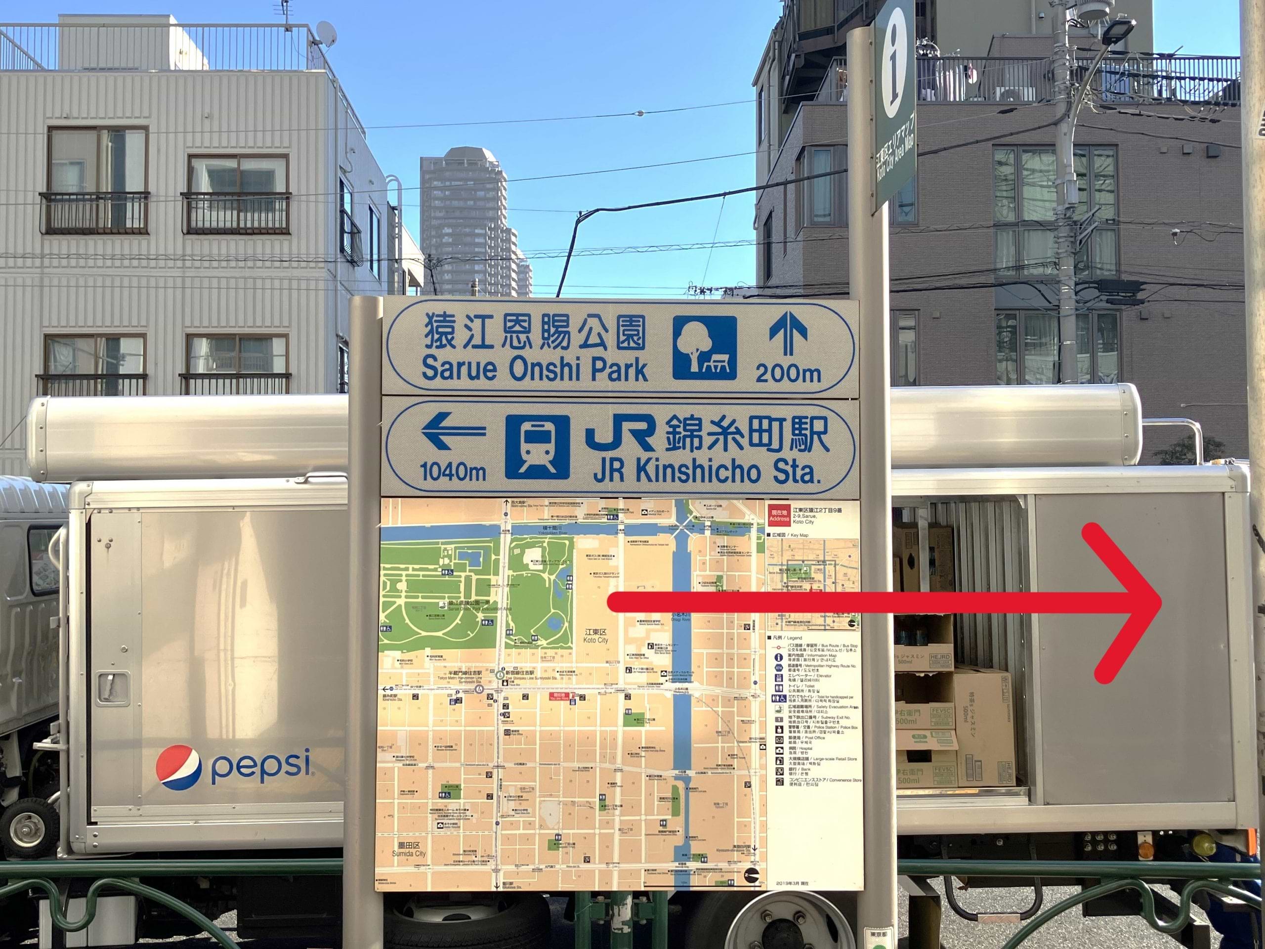 住吉駅のB1出口から右へ曲がります