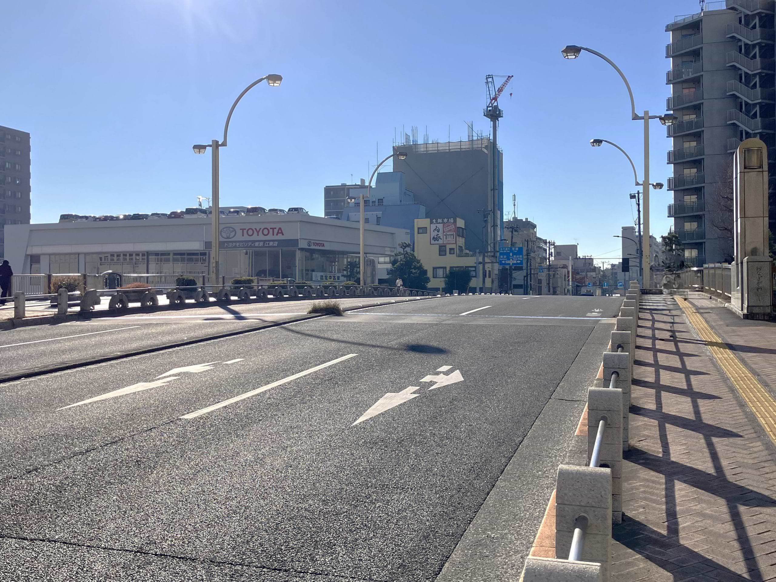 橋が見えてきますので、そのまま道なりに進みます