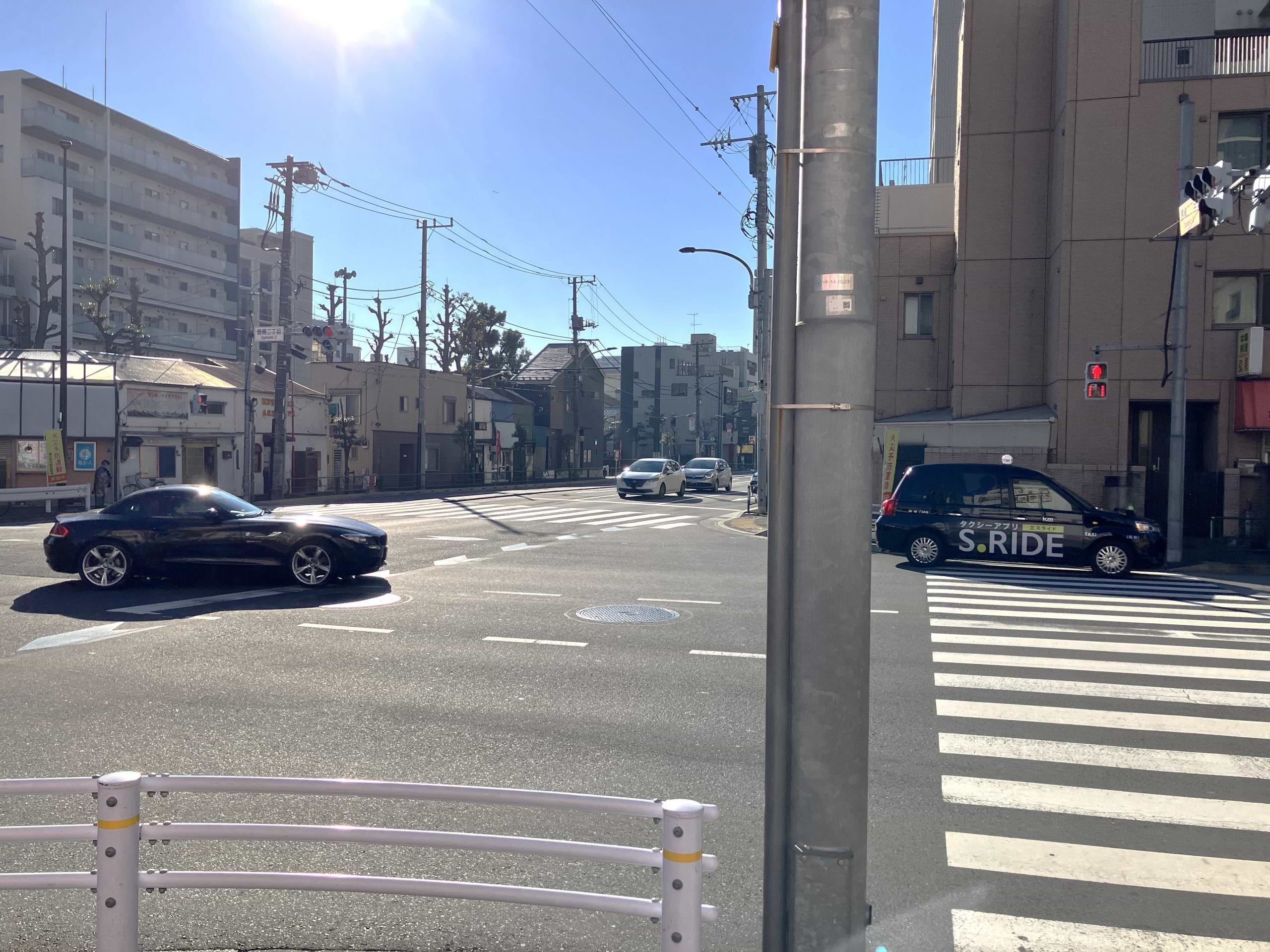 横断歩道が見えてきますので、渡ります