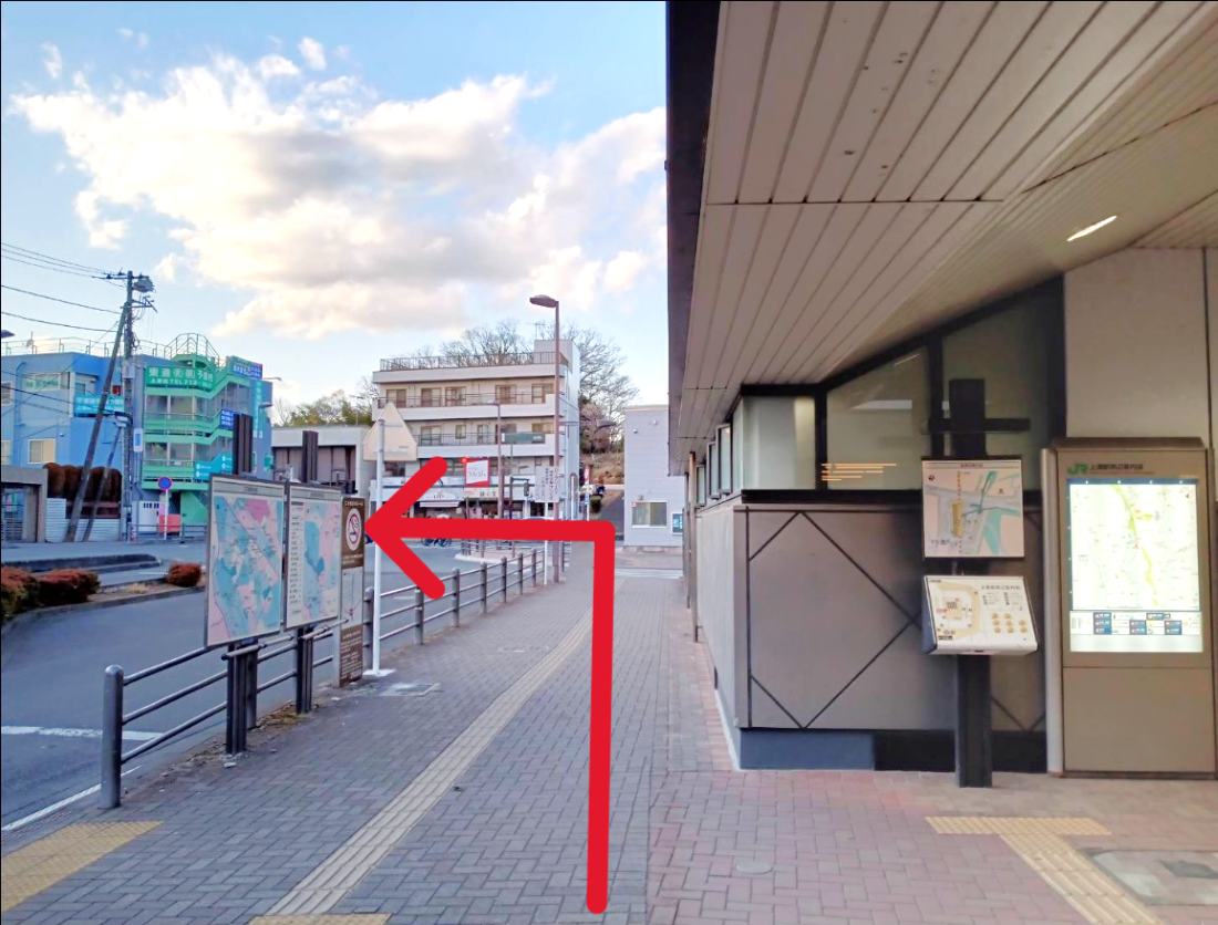 相模原警察署 上溝駅前交番前にある横断歩道を渡ります