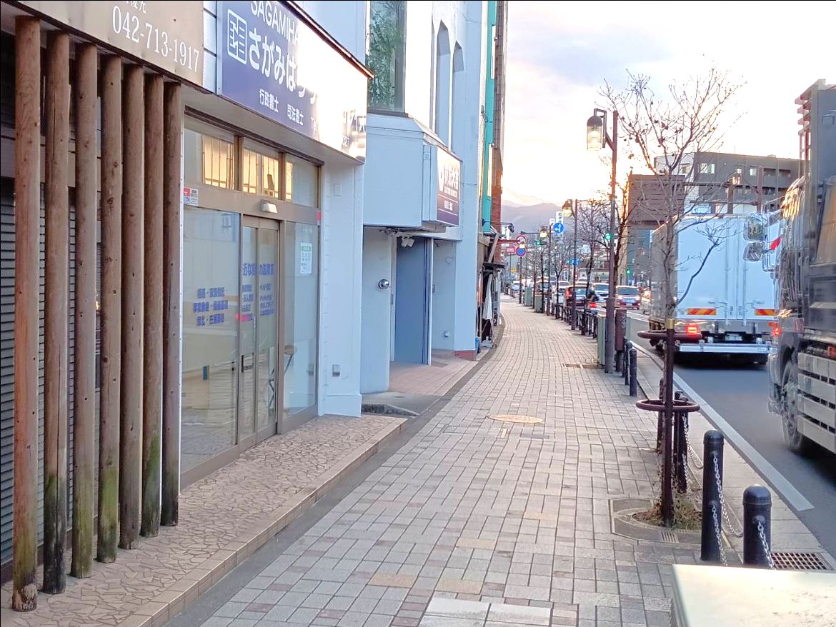 さがみはらリーガルオフィスの隣が当店でございます