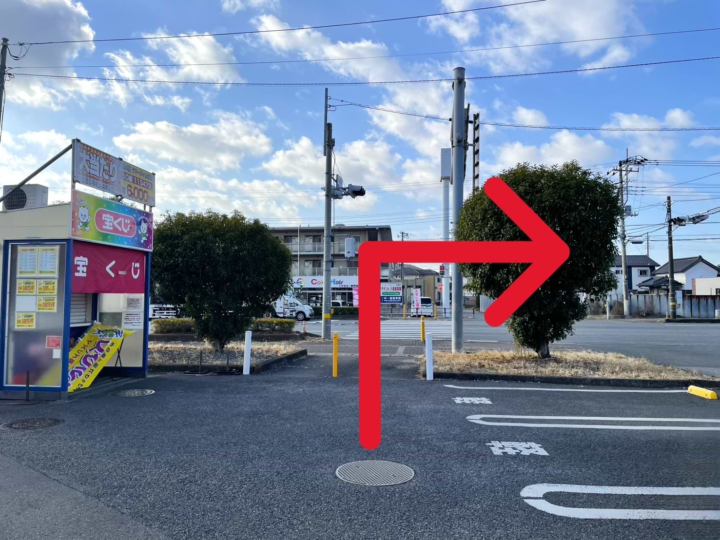 カスミ フードスクエア 阿見店前の中郷東交差点の横断歩道を渡り、右折します